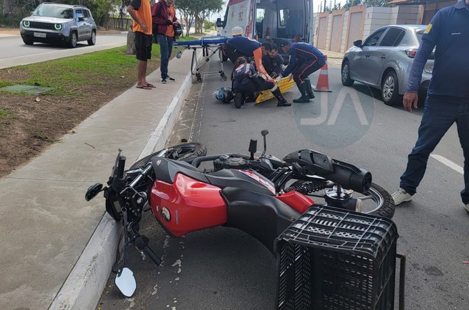 Motociclista fica ferido após passar mal e colidir em carro estacionado na Avenida Ceci Cunha, em Arapiraca