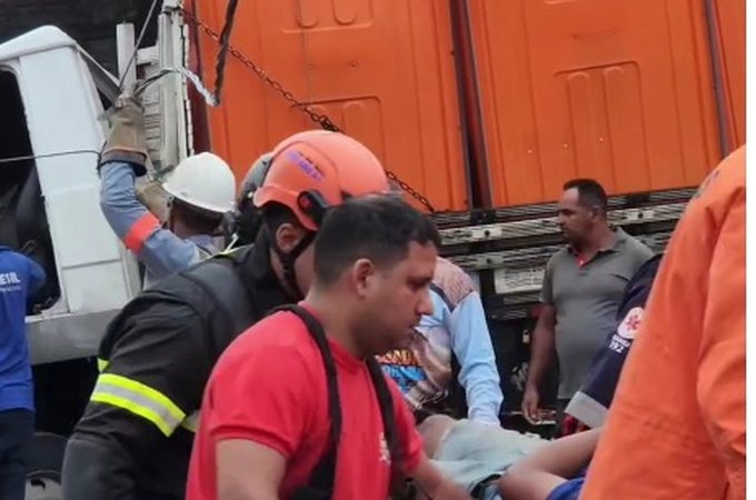 Caminhão colide com poste e deixa dois feridos, em Coruripe