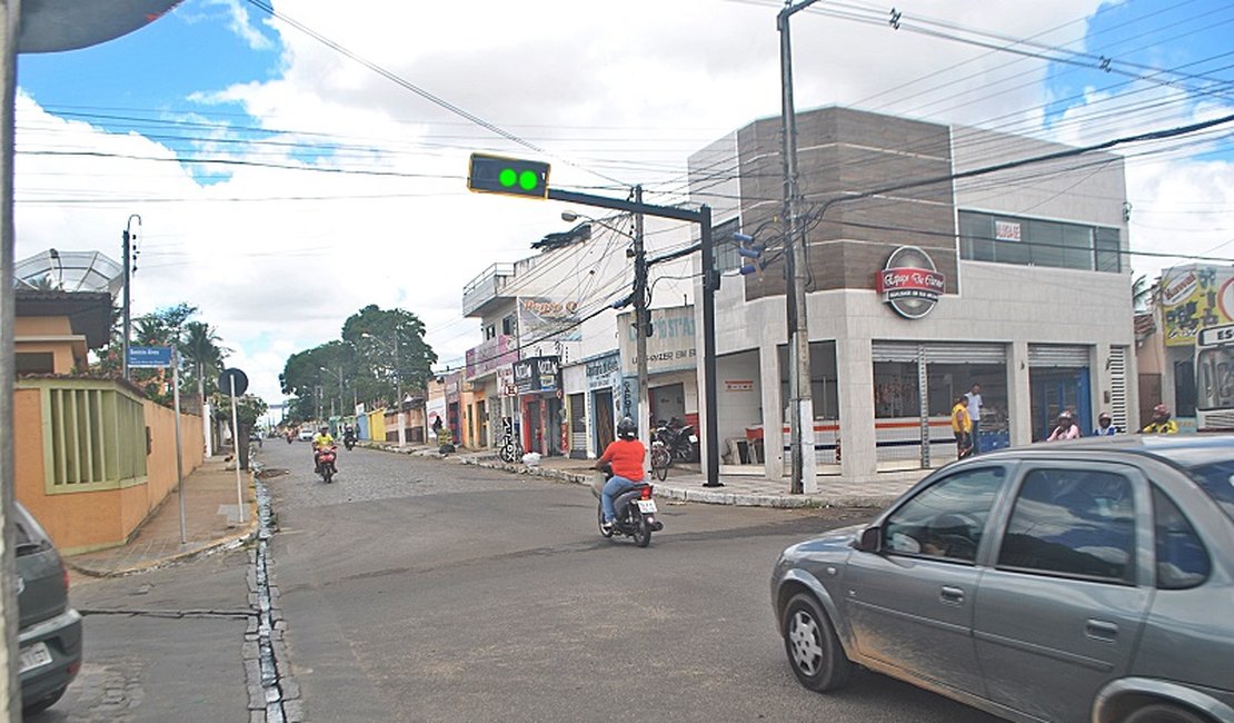 SMTT conserta semáforos em bairros de Arapiraca