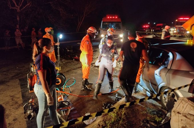 Vídeo. Grave colisão envolvendo três carros deixa um morto e vários feridos em estado grave, na AL 110 em Arapiraca