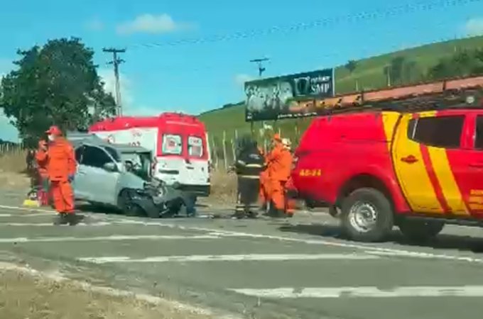 Grave acidente entre carro e ônibus deixa feridos na BR-316, no interior de Alagoas