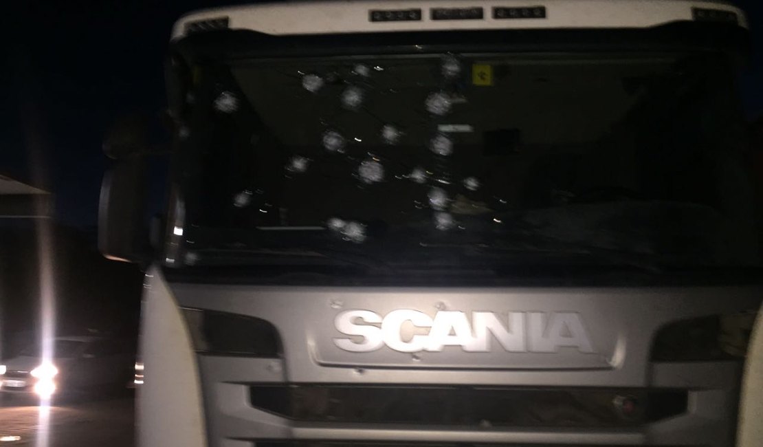 Criminosos atiram em ônibus de estudantes em rodovia do Sertão Alagoano