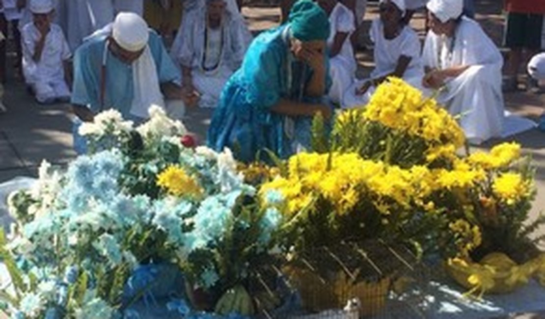 Grupos religiosos celebram Iemanjá na orla da Pajuçara