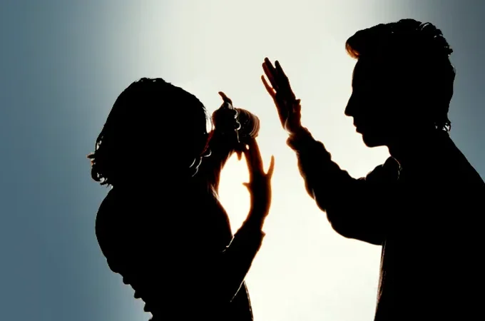 Mulher flagra parceiro aos beijos com outro homem durante festa e é agredida em Maceió