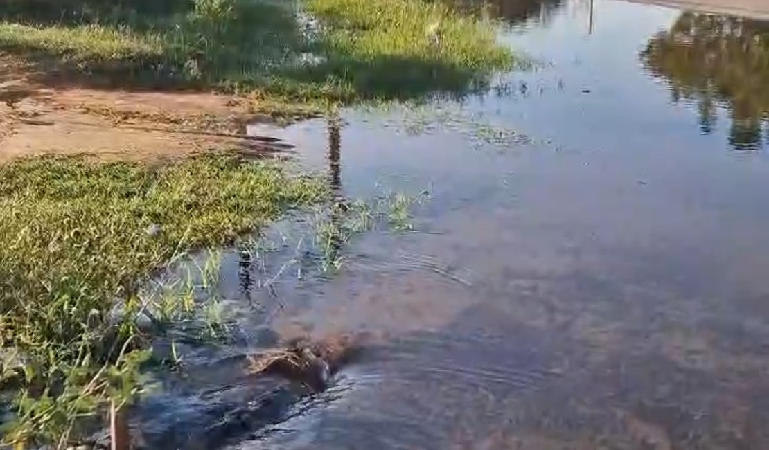 Arapiraquenses denunciam vazamento de água potável em caixa d’água de residencial