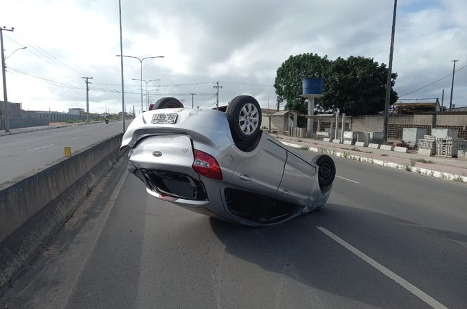 Vídeo. Colisão resulta em capotamento na AL 110, em Arapiraca