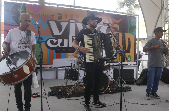Retorno do “Cultura na Praça” reúne multidão em Arapiraca com show de Sirano & Sirino e artistas locais