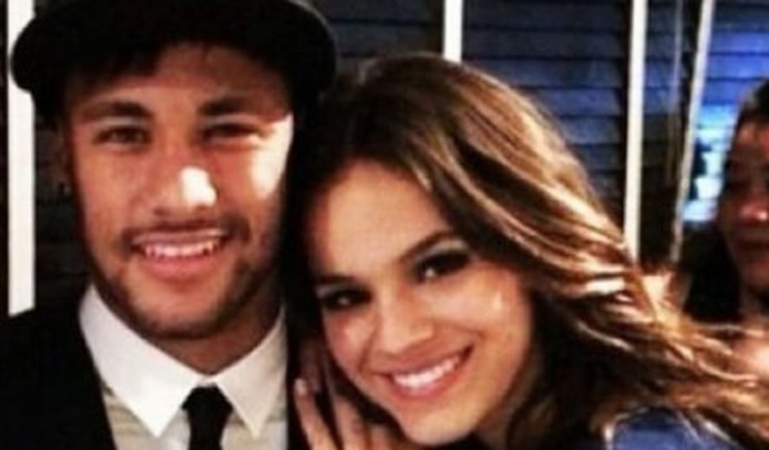 Neymar quer, mas Bruna Marquezine alega que é muito jovem pra ficar noiva, diz coluna