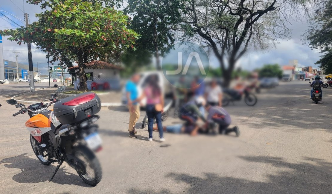 Homem sofre queda de moto e fica ferido ao lado de praça no Jardim Tropical, em Arapiraca