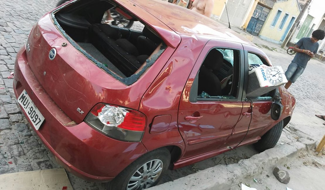 Alagoana destrói carro do companheiro por não aceitar fim do relacionamento