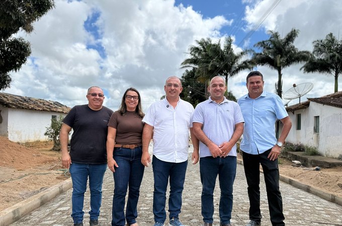 Prefeito Leandro Silva cumpre promessa e leva calçamento ao povoado Olho D’Água