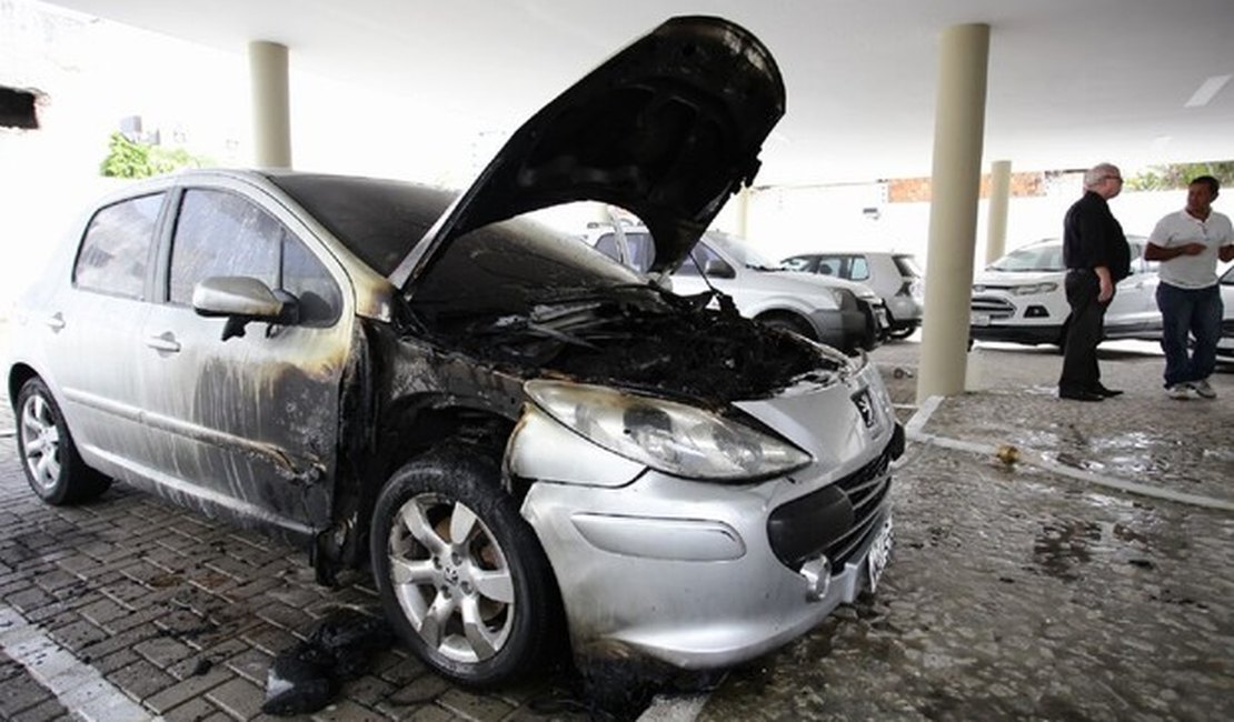 Carro pega fogo em estacionamento do TCU no bairro do Farol, em Maceió