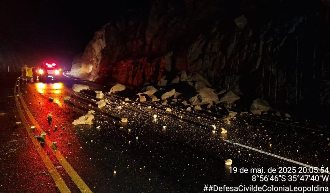 Trecho da BR-416, em Colônia Leopoldina, segue interditado após deslizamento de pedras