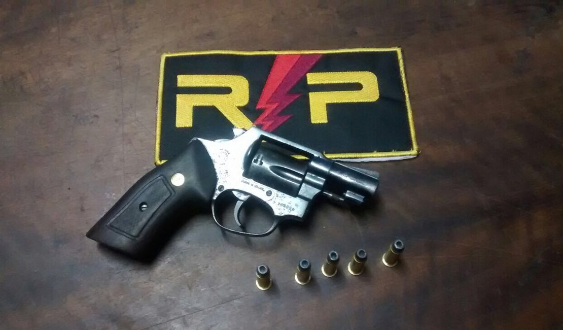 PM prende jovem e apreende adolescente com arma de fogo no bairro Planalto em Arapiraca