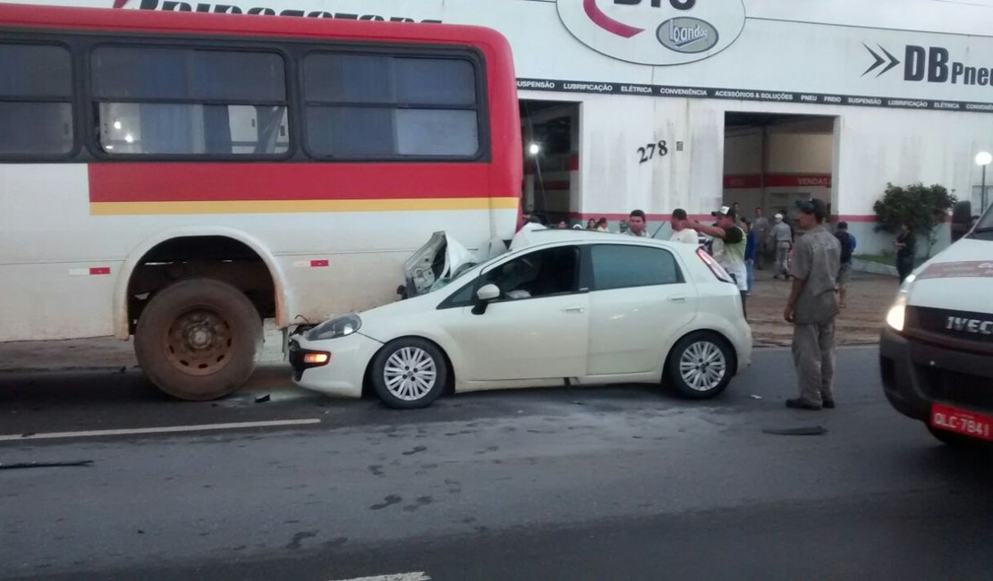 Acidente envolvendo carro e ônibus deixa trânsito lento na AL-220, em Arapiraca