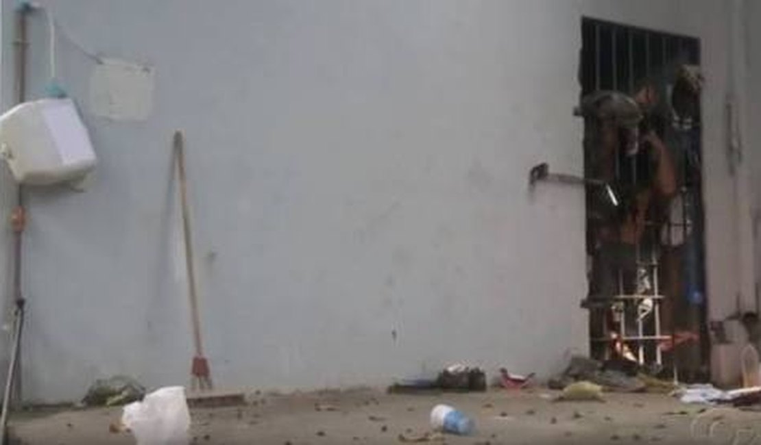 Com Central de Polícia lotada, presos ficam aguardando nas viaturas, em Arapiraca
