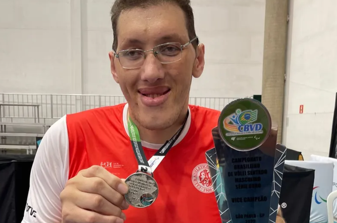 Homem mais alto do Brasil perde as duas pernas após infecção