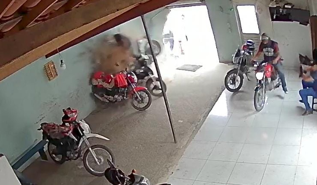 VÍDEO Condutor em alta velocidade invade ponto de mototaxistas e chega