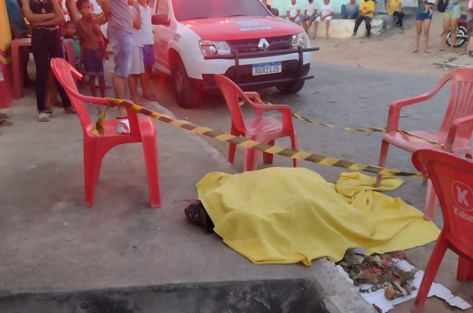 Vídeo. Após desentendimento, mulher mata homem a facadas em Arapiraca