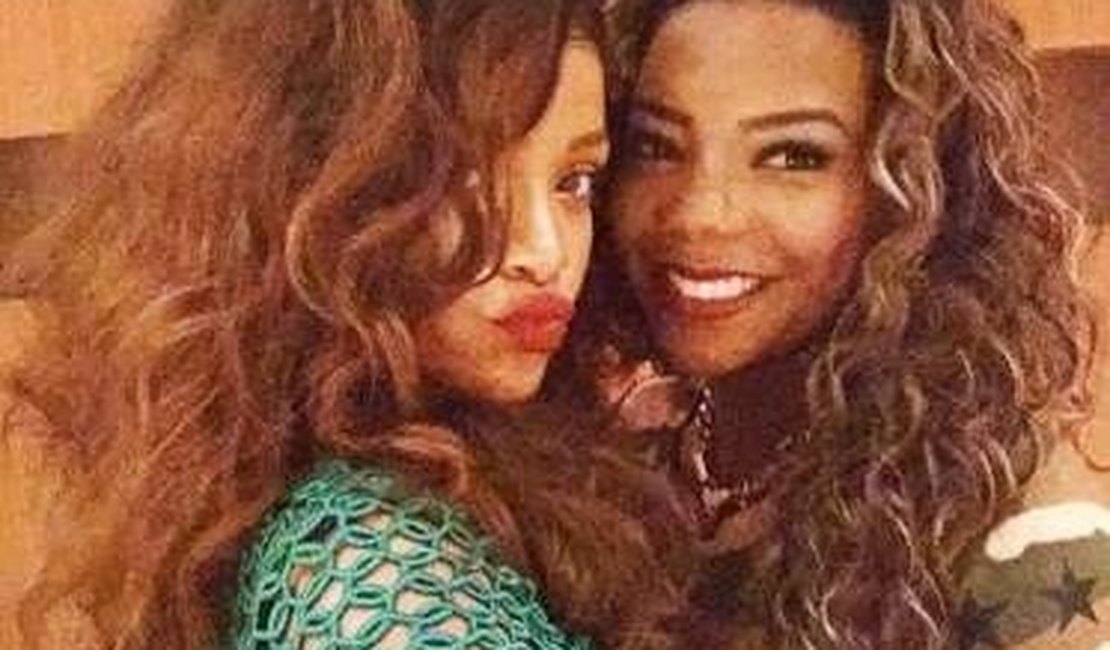 Funkeira Ludmilla faz selfie com Rihanna em churrascaria do Rio