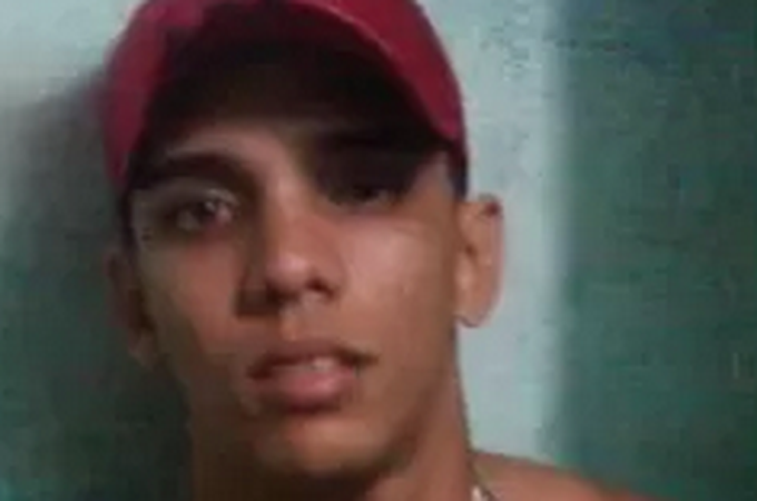 Homem é assassinado a tiros enquanto cortava cabelo em barbearia de Recife