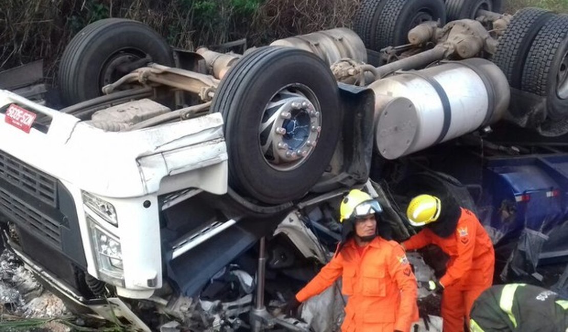 Motorista fica ferido após carreta capotar na BR-101 em Pilar