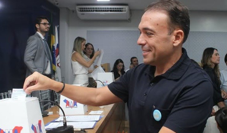 Prefeito de Major Izidoro é acusado de abandono de cargo após viagem internacional e caso vai parar na Justiça