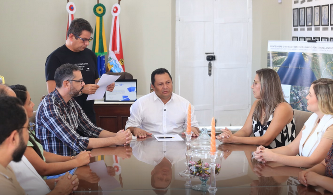Prefeito em exercício Valdinho Monteiro empossa servidoras aprovadas no concurso da Prefeitura de Penedo
