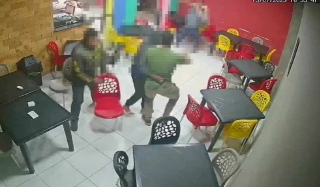 VÍDEO: Câmeras de segurança registram assalto em sandubaria na parte alta de Maceió