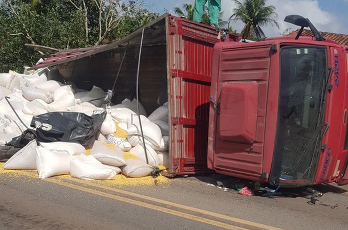 Caminhão carregado com sacos de ração tomba na zona rural de Taquarana