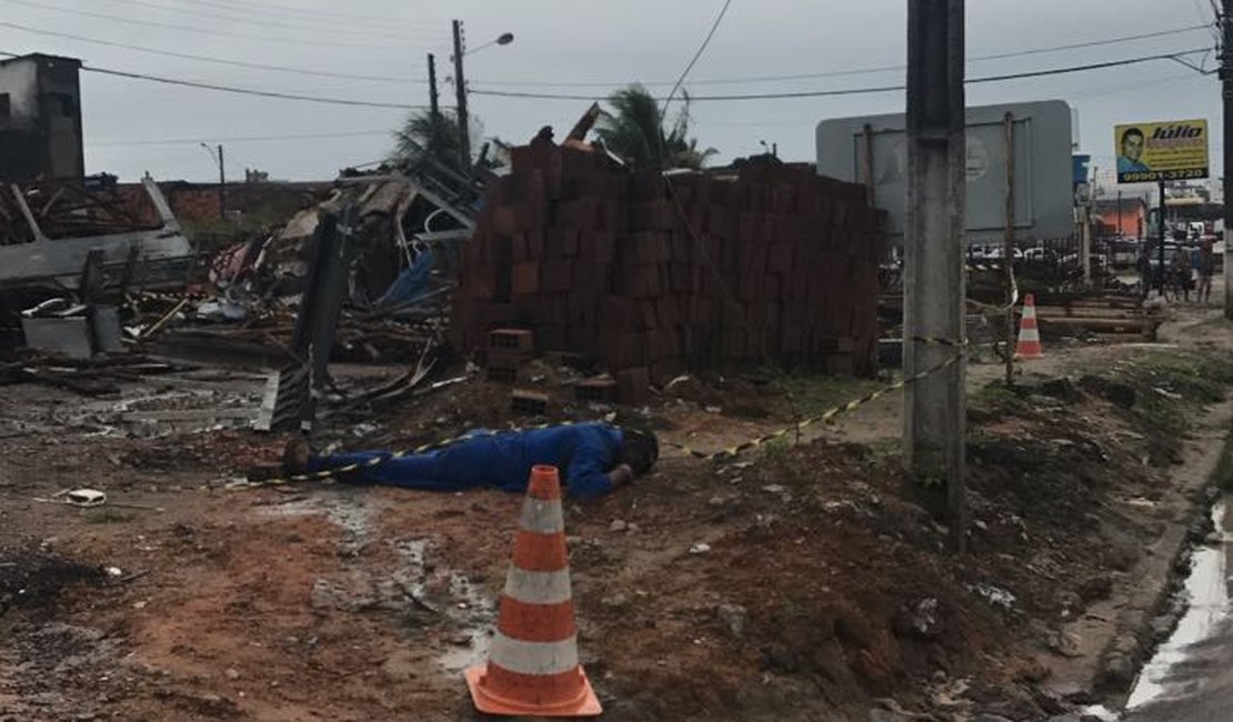 Dois operários morrem após guindaste tocar fios de alta tensão