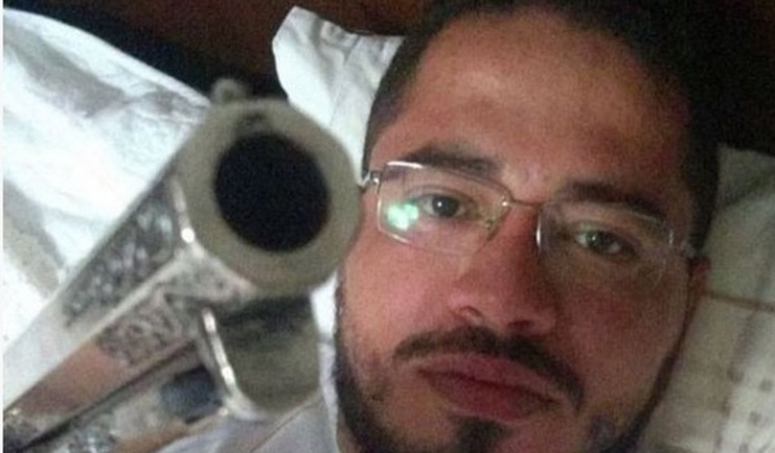 Padre de MT causa polêmica após postar foto com arma em rede social