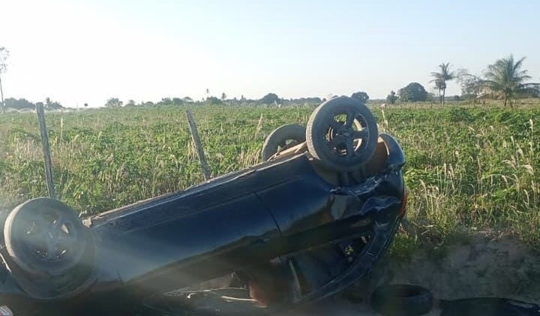 Carro capota ao desviar de animal na pista na zona rural de Arapiraca