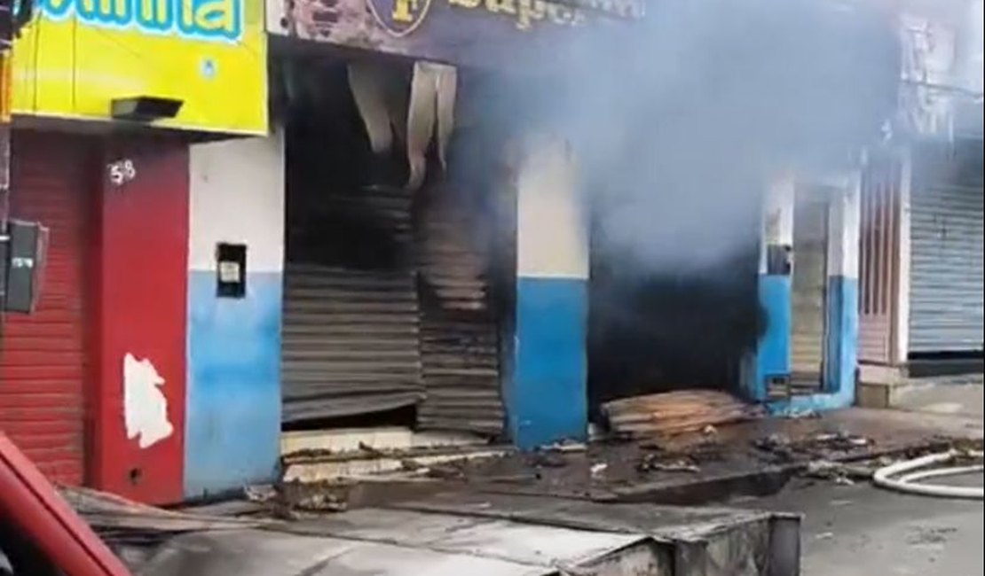VÍDEO: Incêndio atinge mercadinho no Centro de Palmeira dos Índios