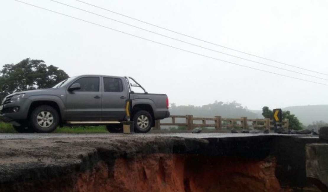 Cabeceira de ponte no Litoral Norte cai e Defesa Civil faz alerta de mais chuvas