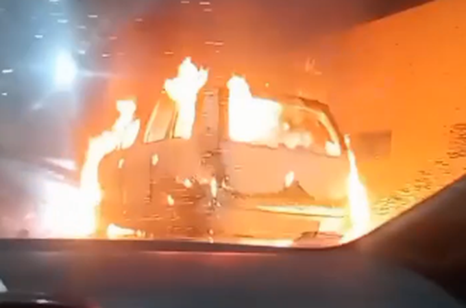 Carro é destruído por incêndio em avenida de Maceió