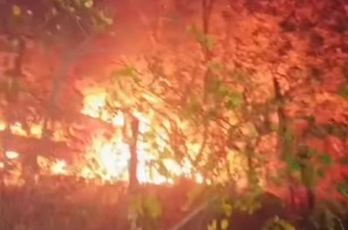Caminhão tomba, pega fogo e duas pessoas morrem carbonizadas em Pão de Açúcar