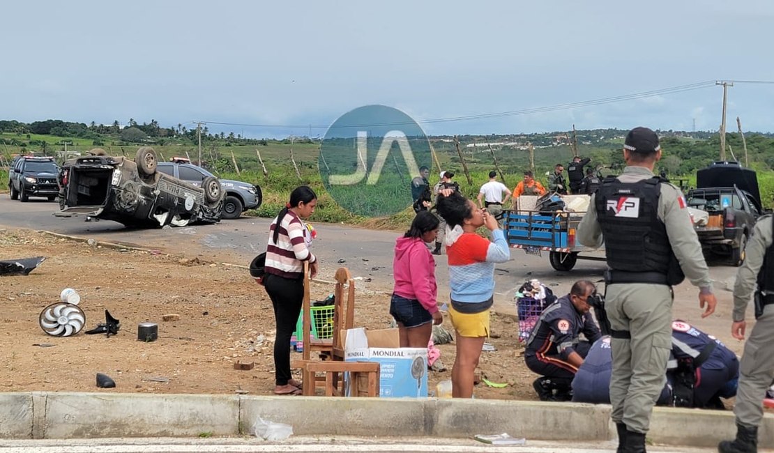 Viatura do Pelopes capota após colisão com reboque e duas pessoas ficam feridas na AL-115, em Arapiraca