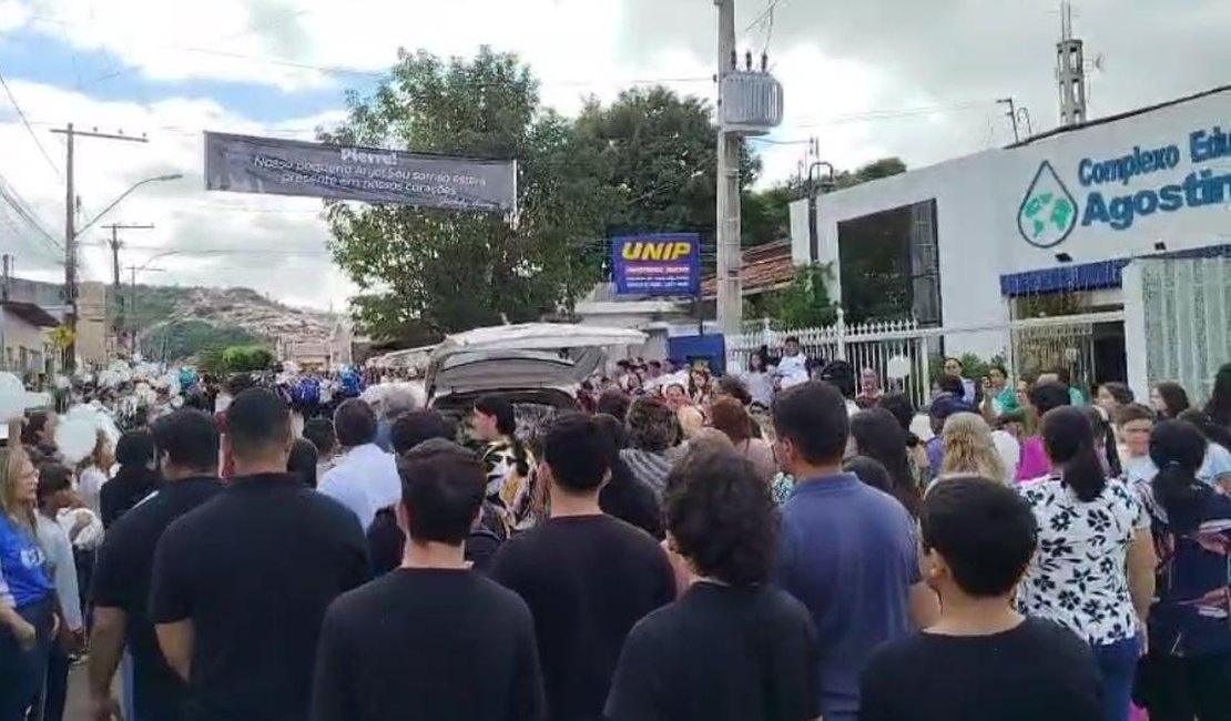 Menino de 10 anos morto pelo próprio pai em tragédia na capital é enterrado em Palmeira dos Índios