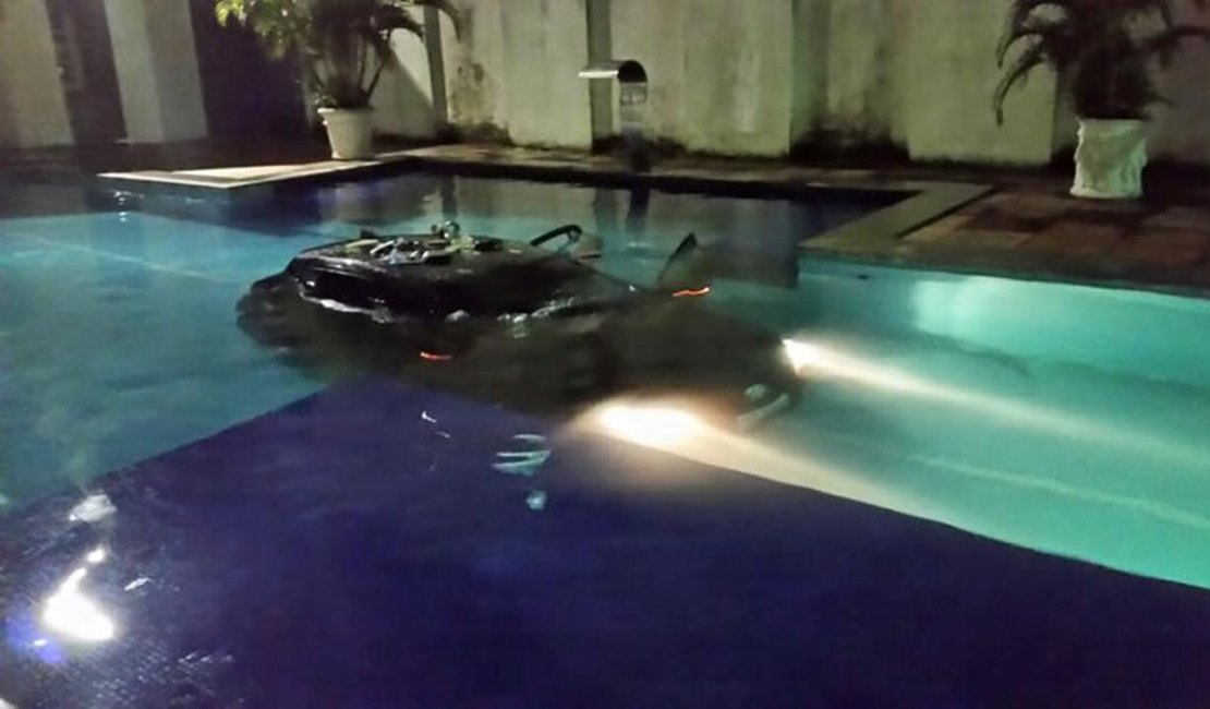 Vídeo: Veículo invade residência de empresário e para na piscina