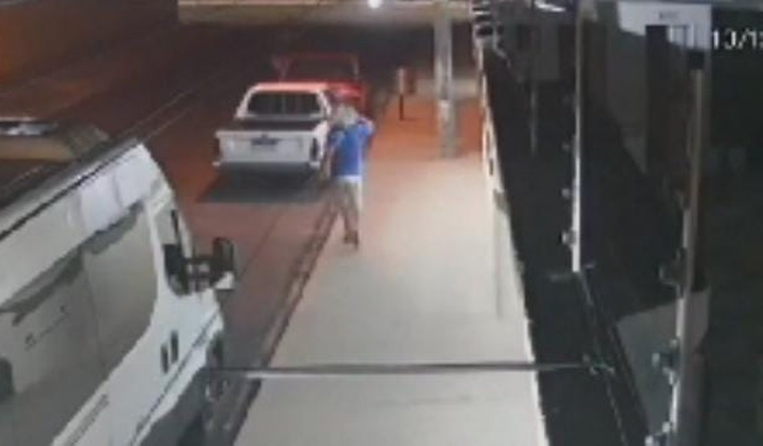Homens quebram vidro de carro com pedra para furtar objetos em Arapiraca; vídeo mostra o crime