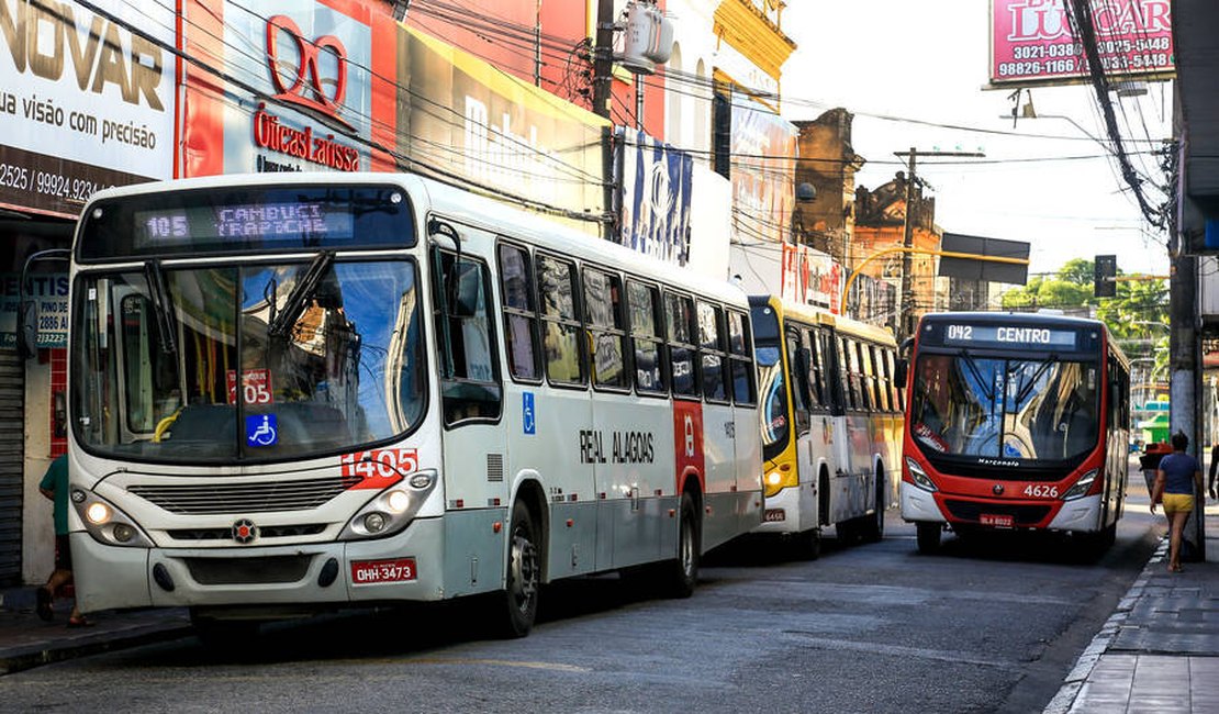 Mulher é importunada sexualmente em ônibus, em Maceió; vítima estava com companheira e autor também responderá por homofobia