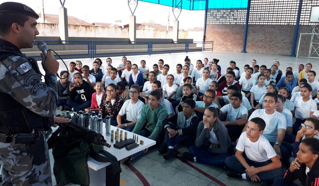 Militares realizam palestra para estudantes do Colégio Tiradentes, em Arapiraca