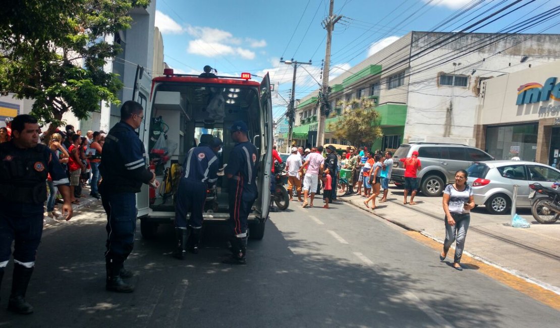Mototaxista perde controle e atropela pedestre no Centro de Arapiraca
