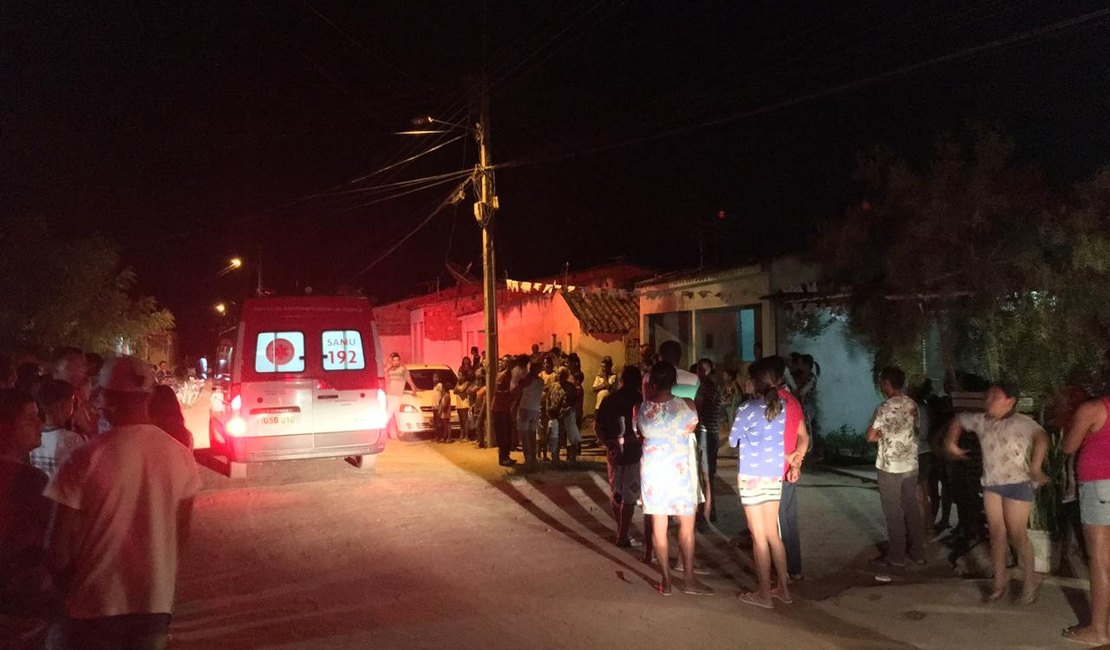 Criança morre após ser alvejada por disparos de arma de fogo na frente de casa, em Arapiraca