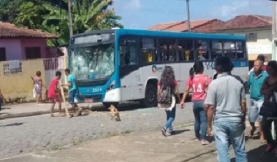 População apedreja ônibus após idoso morrer atropelado no Jardim Petrópolis