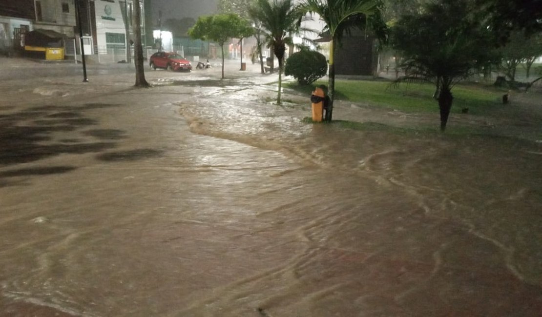 VÍDEOS Chuvas dessa terça feira deixam ruas alagadas em Arapiraca e