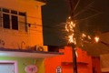 Poste de energia elétrica fica em chamas durante a madrugada no Centro de Arapiraca