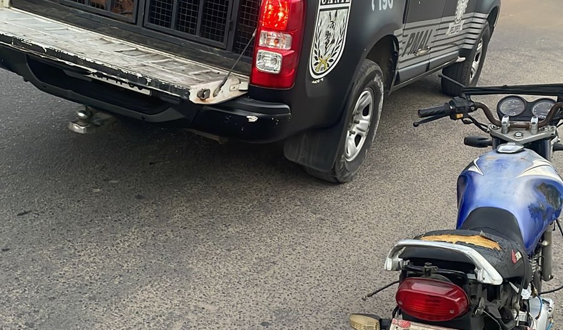 Suspeito de furto é preso ao ser flagrado empurrando moto roubada, em Arapiraca