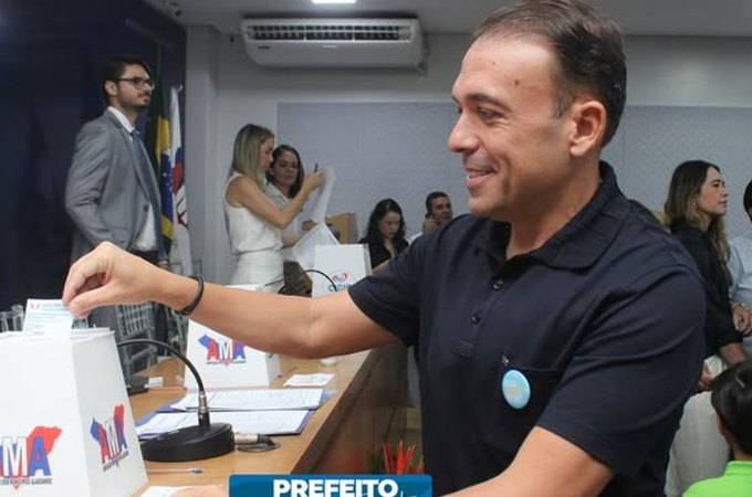 Prefeito de Major Izidoro é acusado de abandono de cargo após viagem internacional e caso vai parar na Justiça